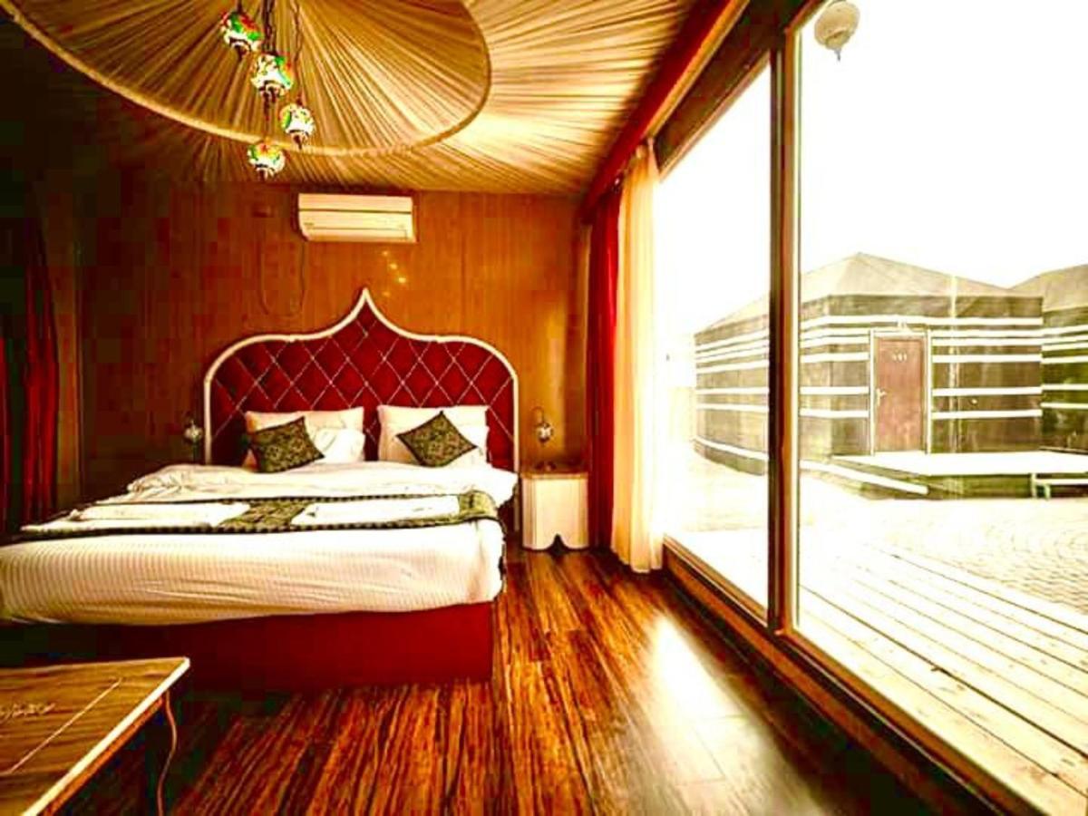 Al Sultana Luxury Camp Villa Wadi Rum Bagian luar foto