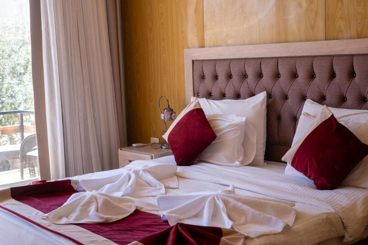 Al Sultana Luxury Camp Villa Wadi Rum Bagian luar foto